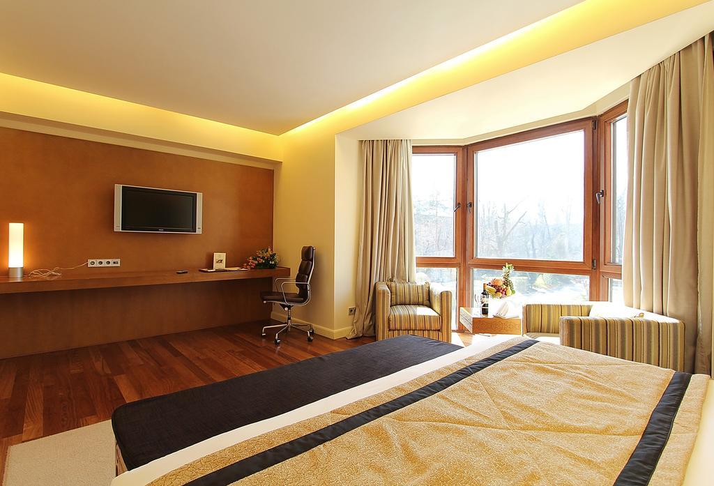 The Dostyk Hotel Almaty Eksteriør billede