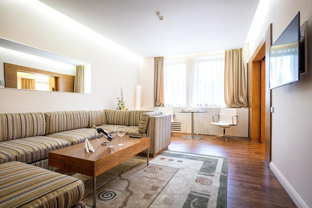 The Dostyk Hotel Almaty Eksteriør billede